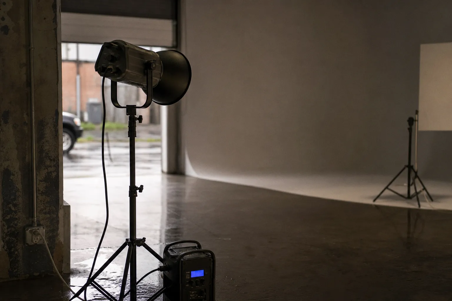 GVM Z200B Studio Light Features Four Specialized Dimming Curves