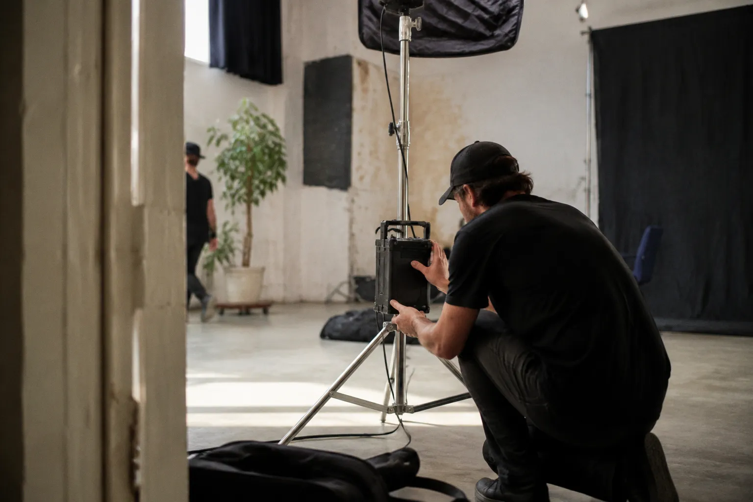 Mount V-Mount Batteries to Light Stands Using Super Clamps